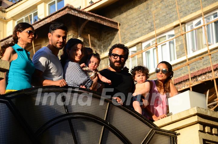 Baby cousins Taimur and Inaaya enjoy Summer in Style!