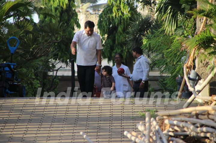 A grown-up Taimur Ali Khan takes a walk in the city