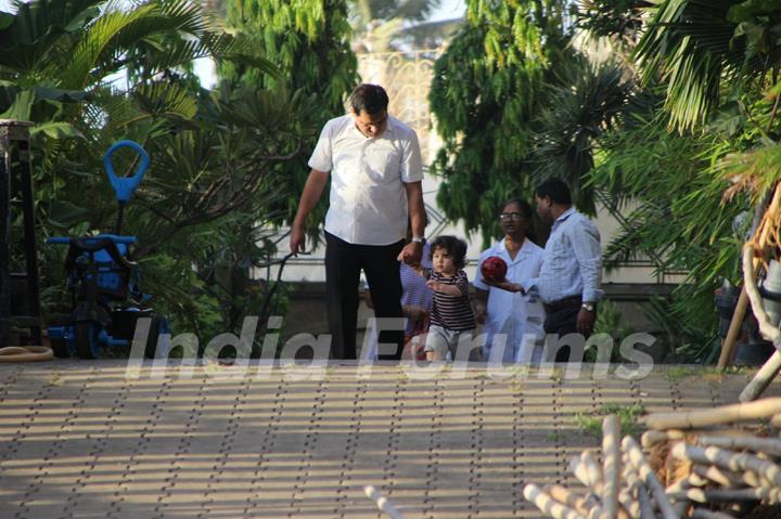 A grown-up Taimur Ali Khan takes a walk in the city