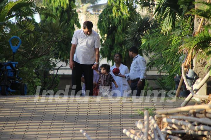 A grown-up Taimur Ali Khan takes a walk in the city