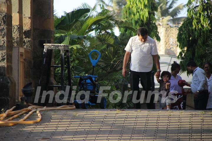 A grown-up Taimur Ali Khan takes a walk in the city