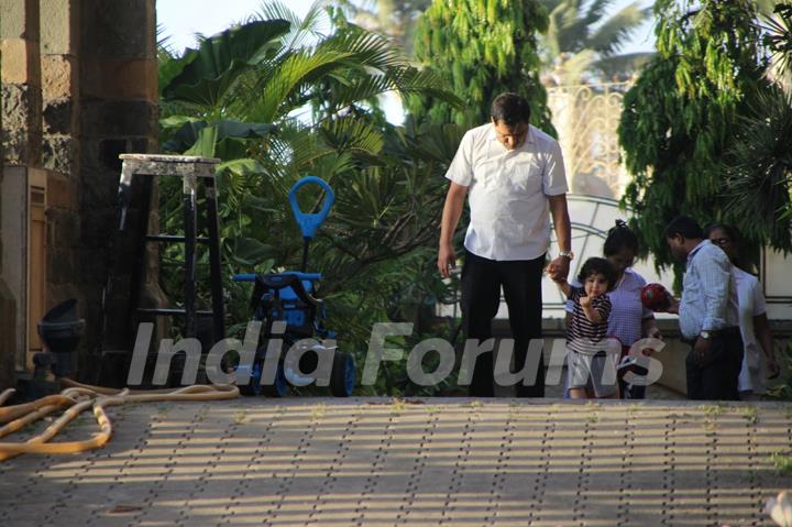 A grown-up Taimur Ali Khan takes a walk in the city