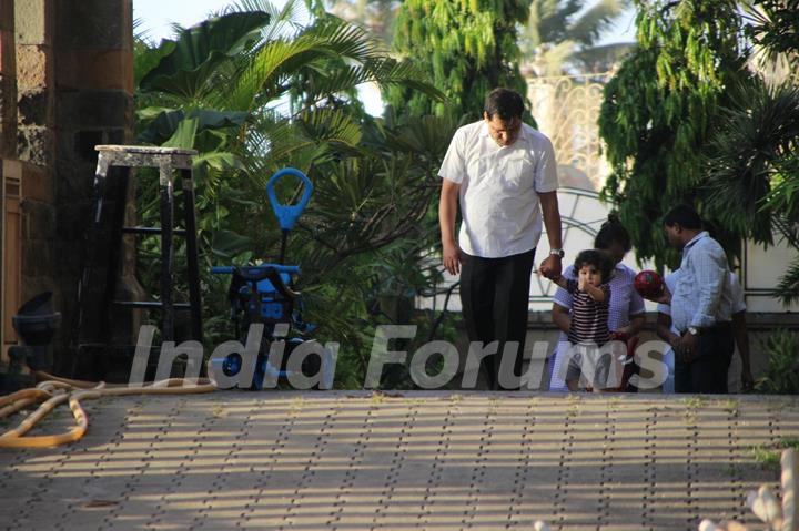 A grown-up Taimur Ali Khan takes a walk in the city