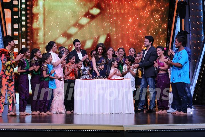 Pre- birthday celebrations for Madhuri Dixit on the sets of DID Li’l Masters!