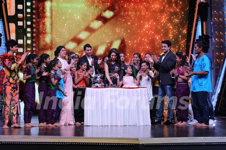 Pre- birthday celebrations for Madhuri Dixit on the sets of DID Li’l Masters!