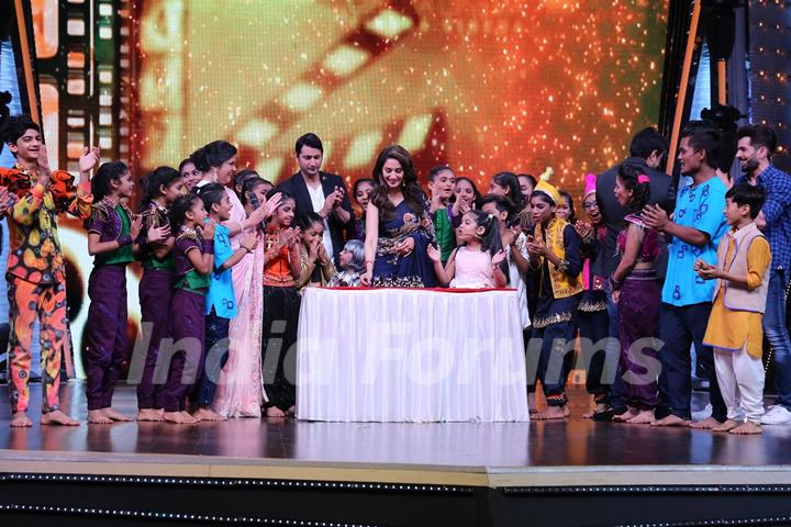 Pre- birthday celebrations for Madhuri Dixit on the sets of DID Li’l Masters!