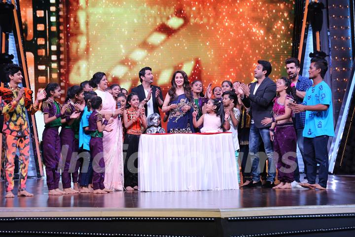 Pre- birthday celebrations for Madhuri Dixit on the sets of DID Li’l Masters!