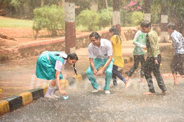 Naina and Sameer playing in rain in dreams in Yeh Un Dinon Ki Baat Hai