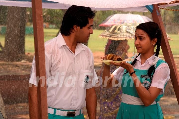 Naina and Sameer eating corn in rain in there dreams from Yeh Un Dinon Ki Baat Hai