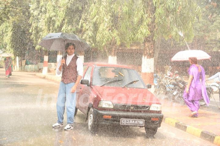 Randeep Rai aka Sameer going first day to college in rain from Yeh Un Dinon Ki Baat Hai
