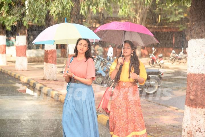 Naina and Preeti going to colege in Yeh Un Dinon Ki Baat Hai