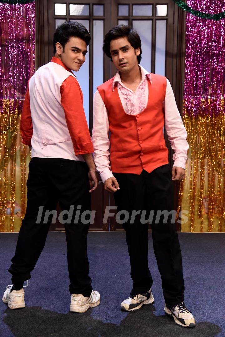 Munna (Sanjay Chaudhary) and Pandit (Raghav Dhir) at freshers party from Yeh Un Dinon Ki Baat Hai