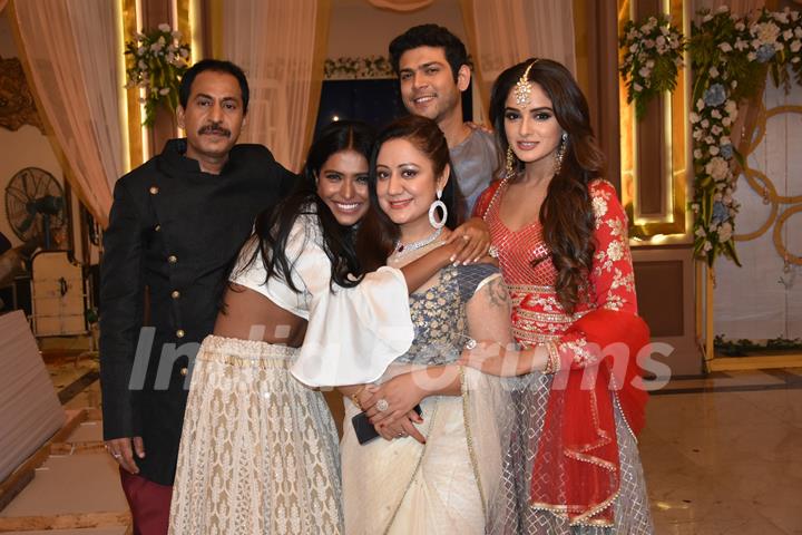 Family picture in Setu and Rohit's enegagement in Dil Hi Toh Hai