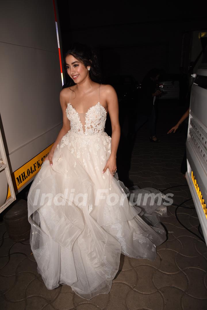 Janhvi Kapoor in pink dress at Lux Golden Rose Awards