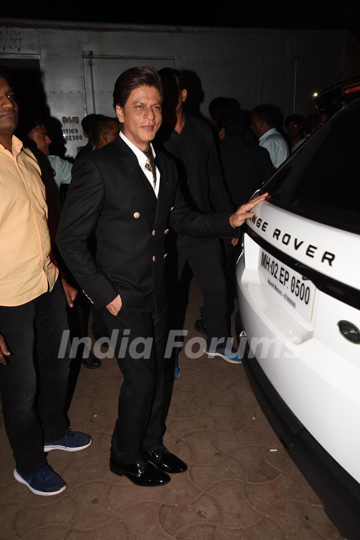 Shah Rukh Khan Poses at Backstage from Lux Golden Rose Awards