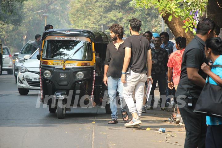 Shahid Kapoor spotted on the streets of Bandra