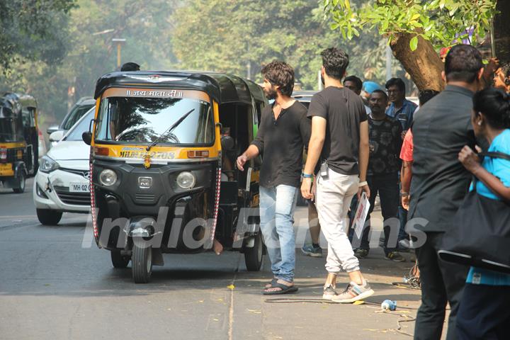 Shahid Kapoor spotted on the streets of Bandra