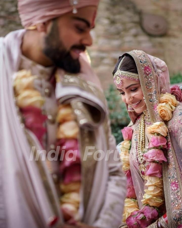 Virat Kohli and Anushka Sharma taking pheres