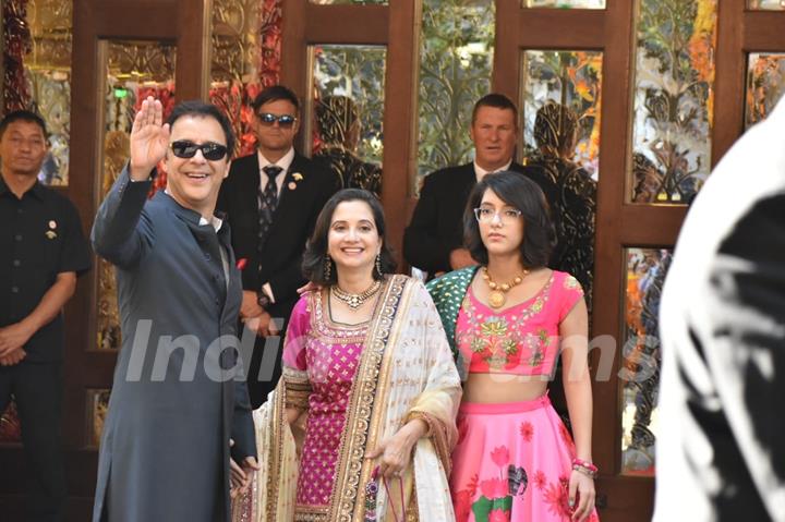 Vidhu Vinod Chopra with Family at Isha Ambani-Anand Piramal Wedding