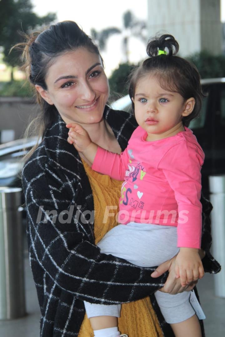 Soha Ali Khan with daughter Inaaya Khemu Snapped at the Airport