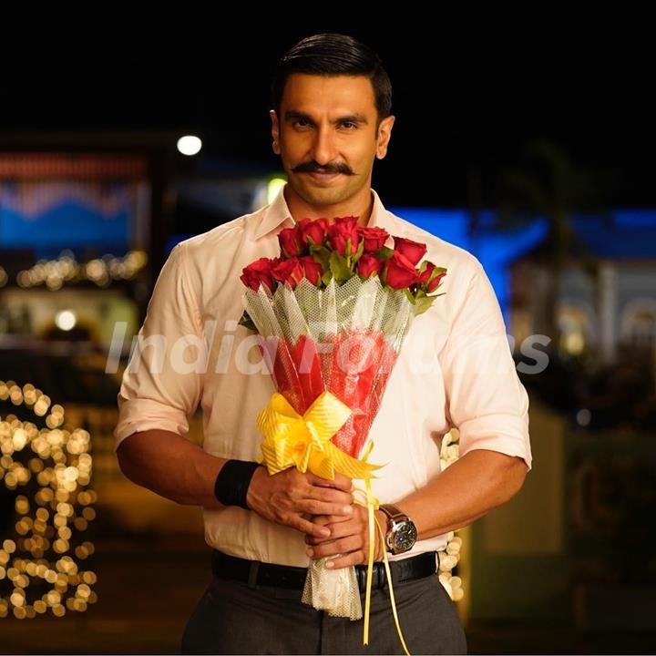 Ranveer Singh with bouquet scene from movie Simmba