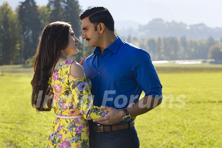 Ranveer Singh aka Simmba and Sara Ali Khan aka Shagun Sathe still from Movie Simmba