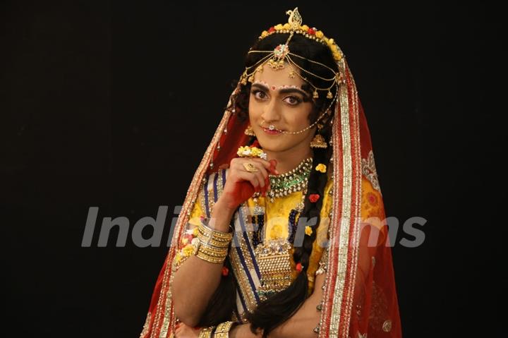 Krishna Transforms Into A Woman to do a Rasleela on RadhaKrishn!