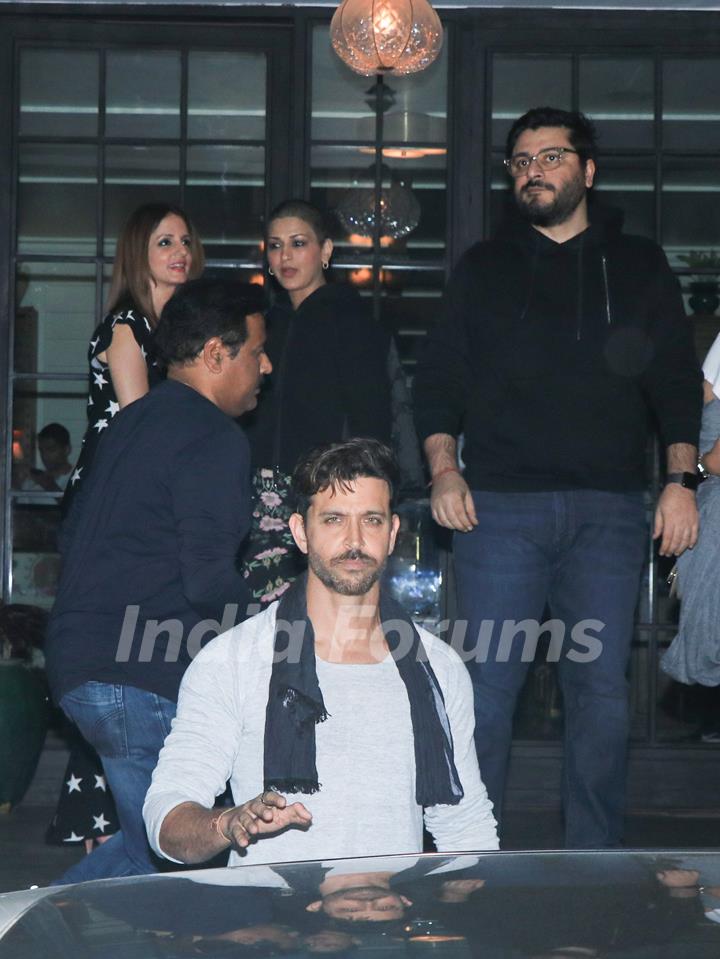 Hrithik Roshan with Suzanne Khan, Sonali Bendre and Goldie Behl at his Birthday Bash