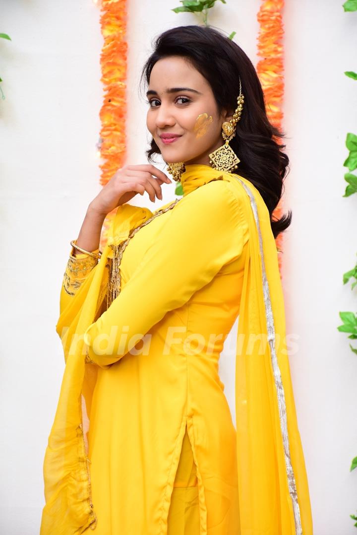 Naina's look for Haldi ceremony inspired by Madhuri Dixit in Hum Aapke Hai Kaun