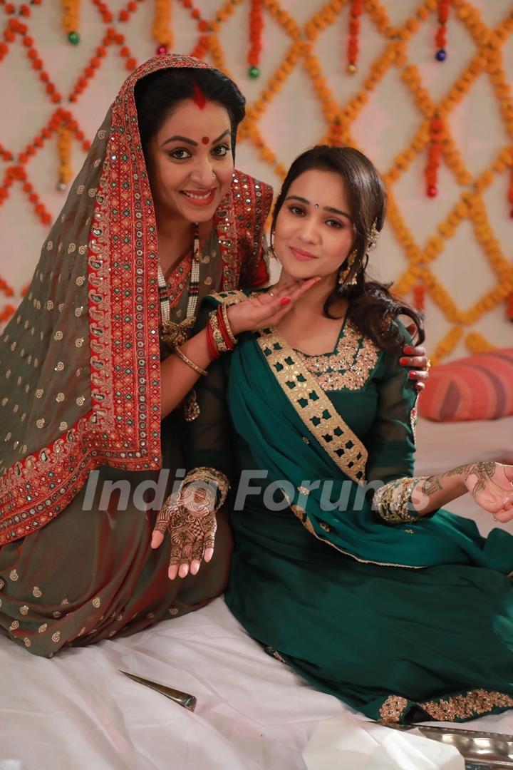 Naina with Chachiji on her mehndi's ceremony