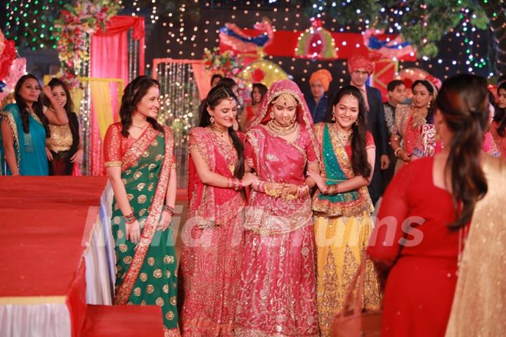 Naina with her sisters going to mandap from Yeh Un Dinon Ki Baat Hai