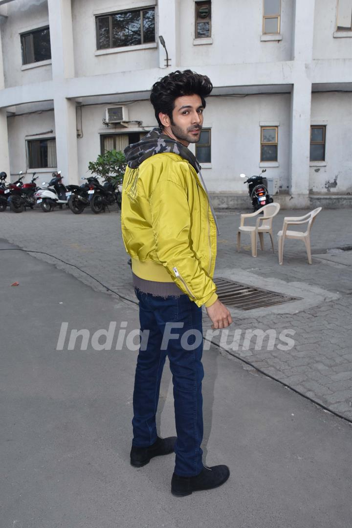 Kartik Aaryan visits the sets of Super Dancer 3!