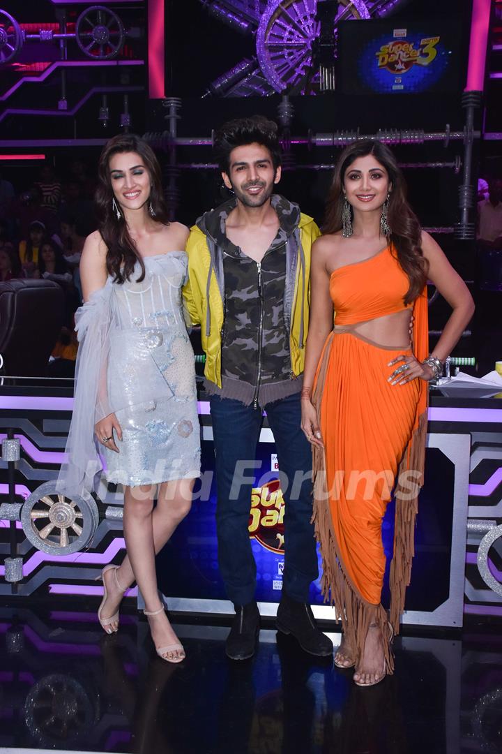 Kriti Sanon and Kartik Aaryan papped at the sets of Super Dancer 3!