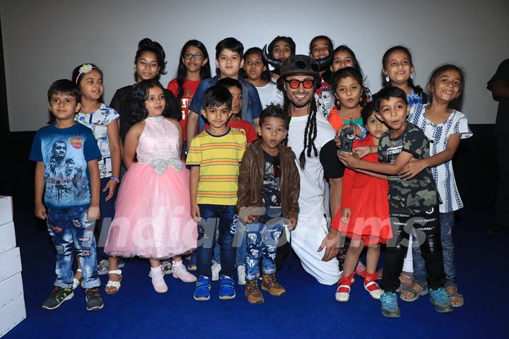 Vidyut Jammwal snapped with Children