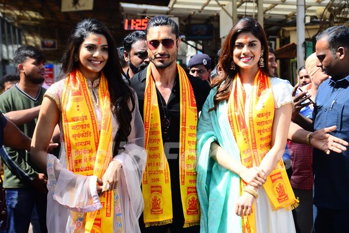 Cast of Junglee visit Sidhivinayak temple to receive blessings from Bappa!