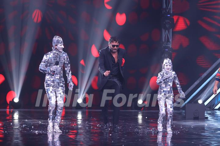 Jackie Shroff graces the sets of Super Dancer 3