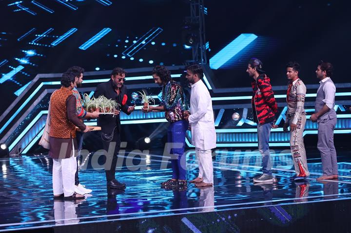 Jackie Shroff graces the sets of Super Dancer 3