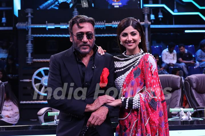 Jackie Shroff graces the sets of Super Dancer 3