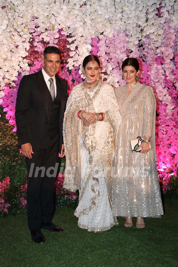 Akshay Kumar, Rekha and Twinkle Khanna at Ambani Wedding!