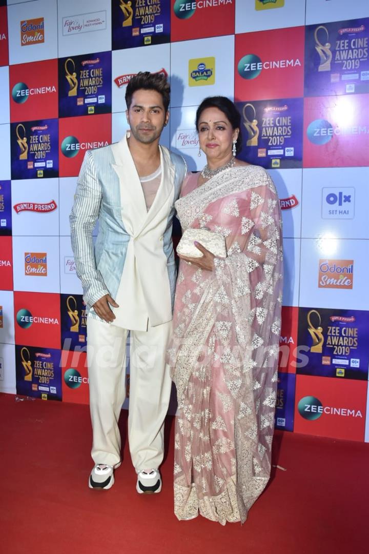 Varun Dhawan and Hema Malini at Zee Cine Awards!