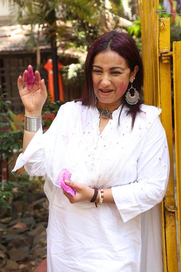 Bollywood stars celebrate Holi around the town!