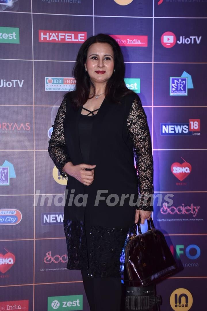 Poonam Dhillon grace the REEL Awards with their appearance!