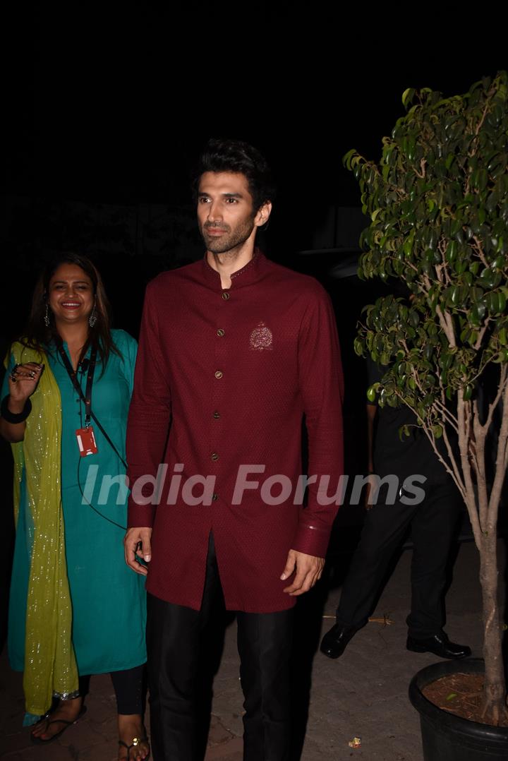 The cast of Kalank at the sets of Rising Star season 3!