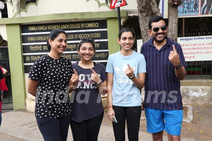 Celebrity Chef Sanjeev Kapoor along with family casts his vote!