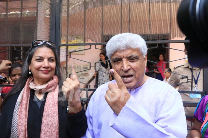 Javedh Akhtar with Shabana Azmi cast their vote!