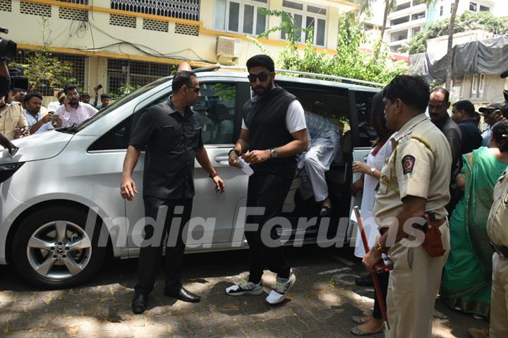 Abhishek Bachchan casts his vote!