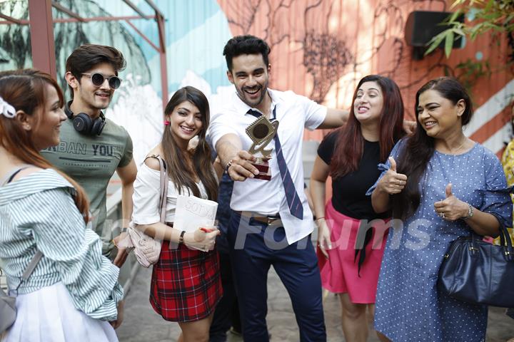 Abhishek Bajaj looks excited, while Rohan Mehra, Vahbiz Dorabjee, Akanksha Jindal and Gulfam Khan are all happy faces.