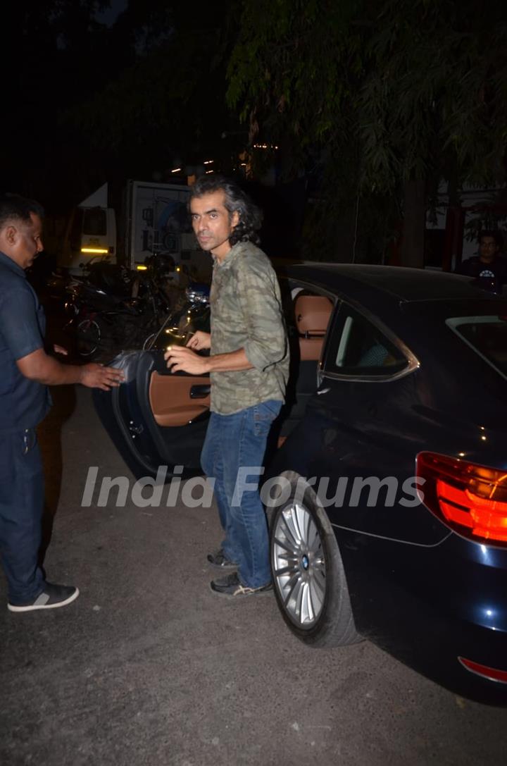 Imtiaz Ali snapped after the wrap up of day's schedule for Love Aaj Kal 2! 