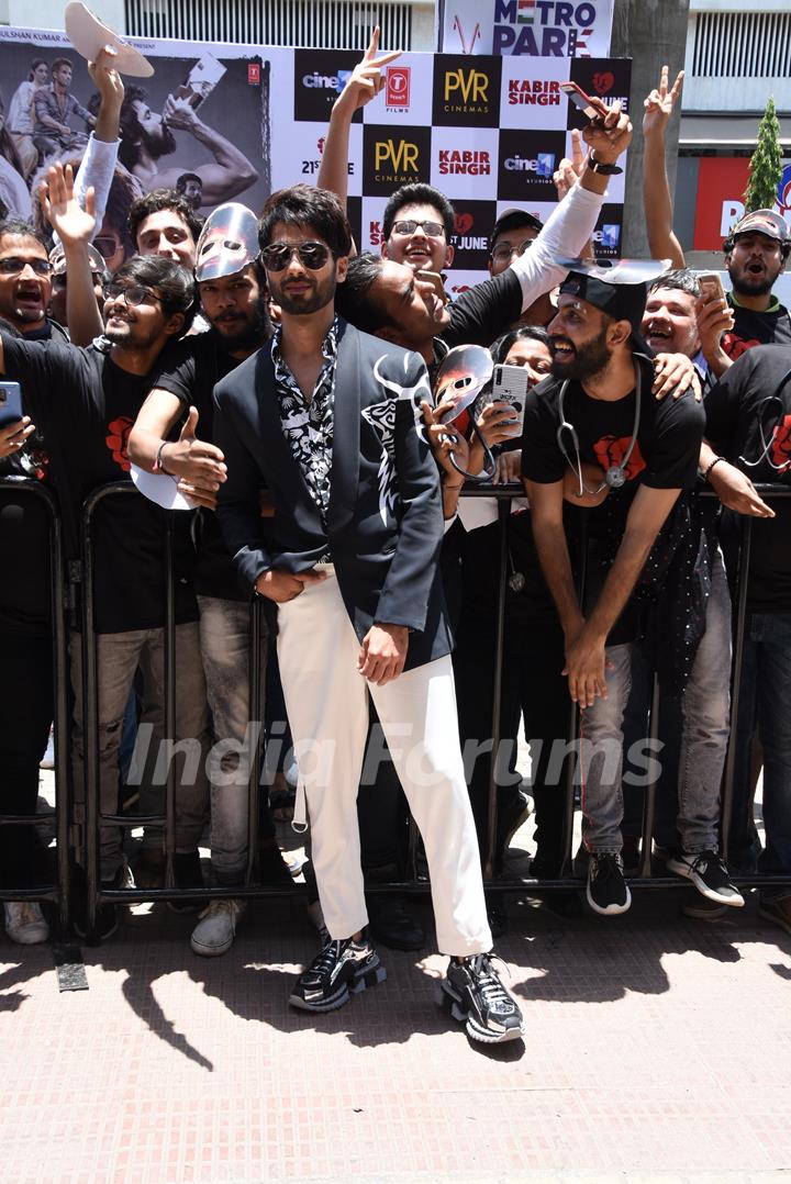 Shahid Kapoor snapped with the fans at the promotions of Kabir Singh