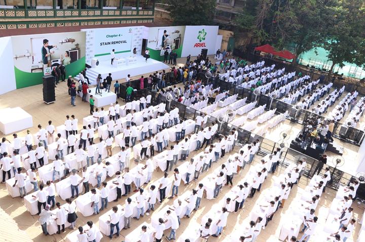 400 sons shared solidarity by participating in the largest laundry lesson hosted by Ariel  for the Guinness world records
